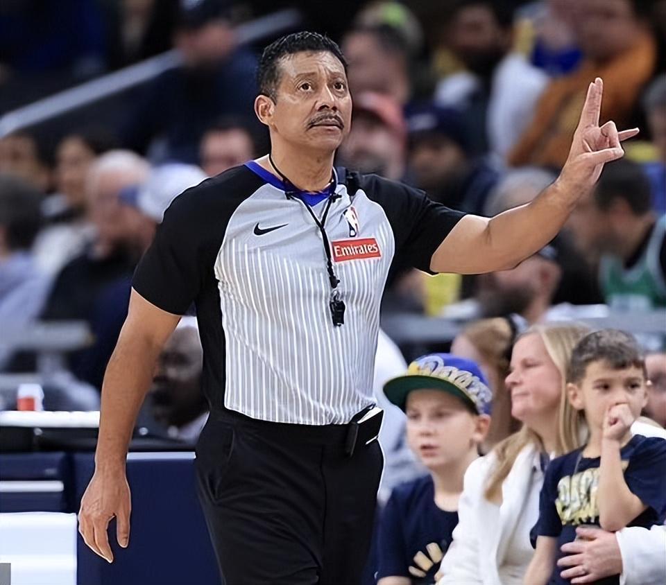 博鱼体育app下载-名哨腿筋拉伤无限期休战！昨日坐轮椅离场 有望常规赛结束前回归