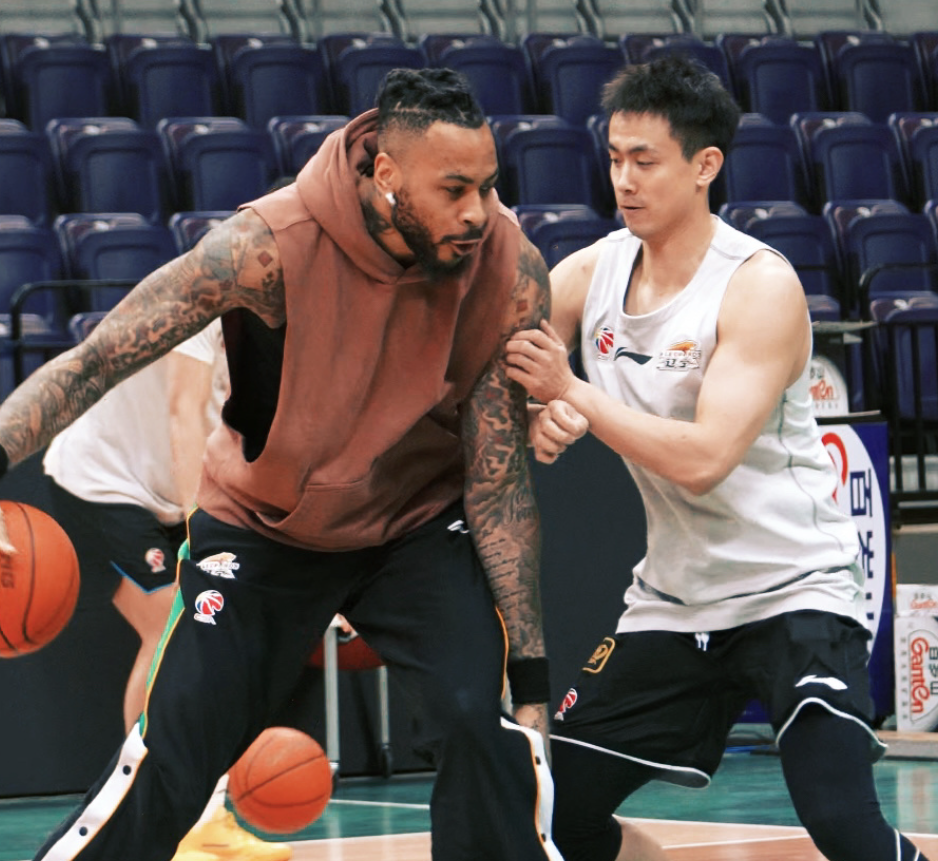 博鱼体育-备战青岛！赵继伟开启合练但缺席今晚比赛，杨鸣展望对手给足认可