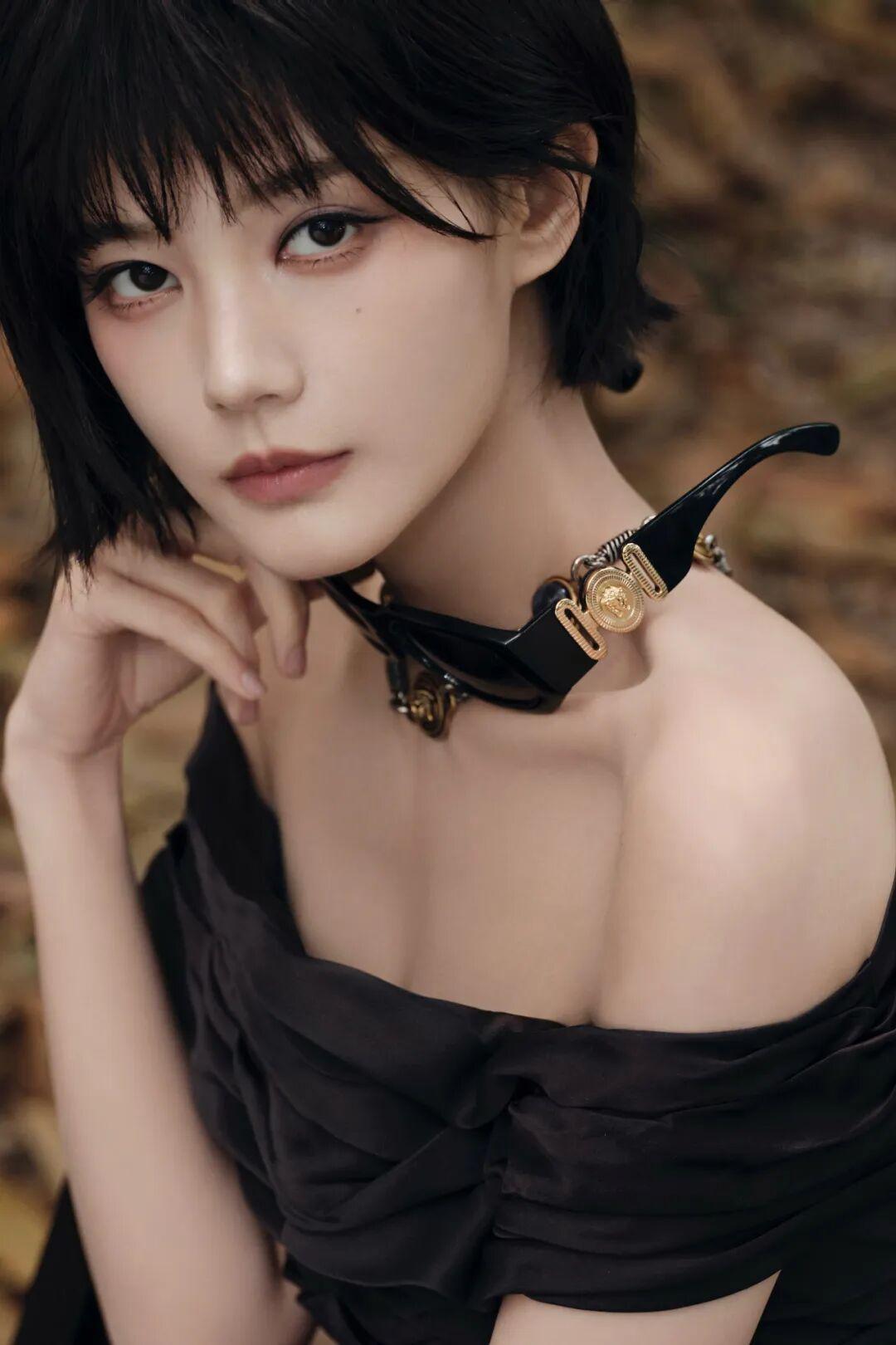 博鱼体育官方入口-李一桐短发配露肩裙，好美好迷人！