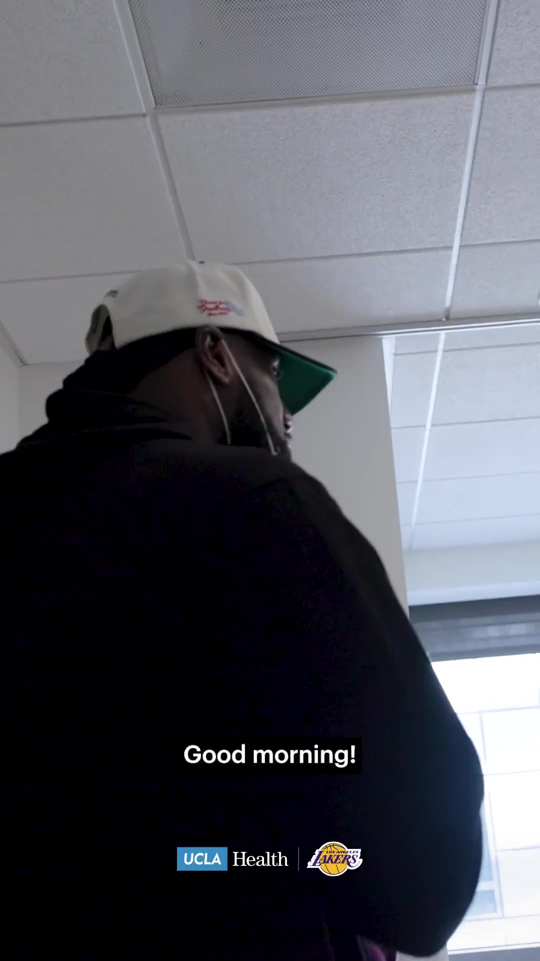 回馈社区！湖人官推晒詹姆斯前往UCLA健康中心看望病人